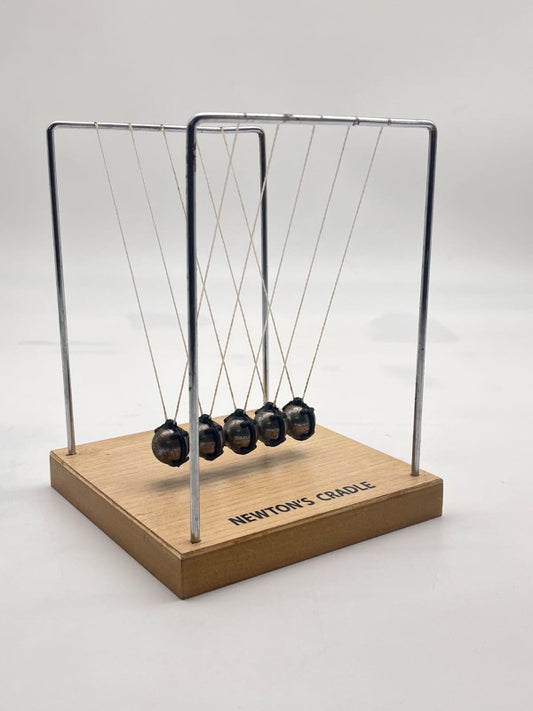 Model Newton's Cradle